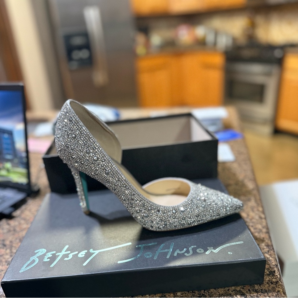 Betsy Johnson Silver rhinestone pump.                           SB-HAZIL528085
